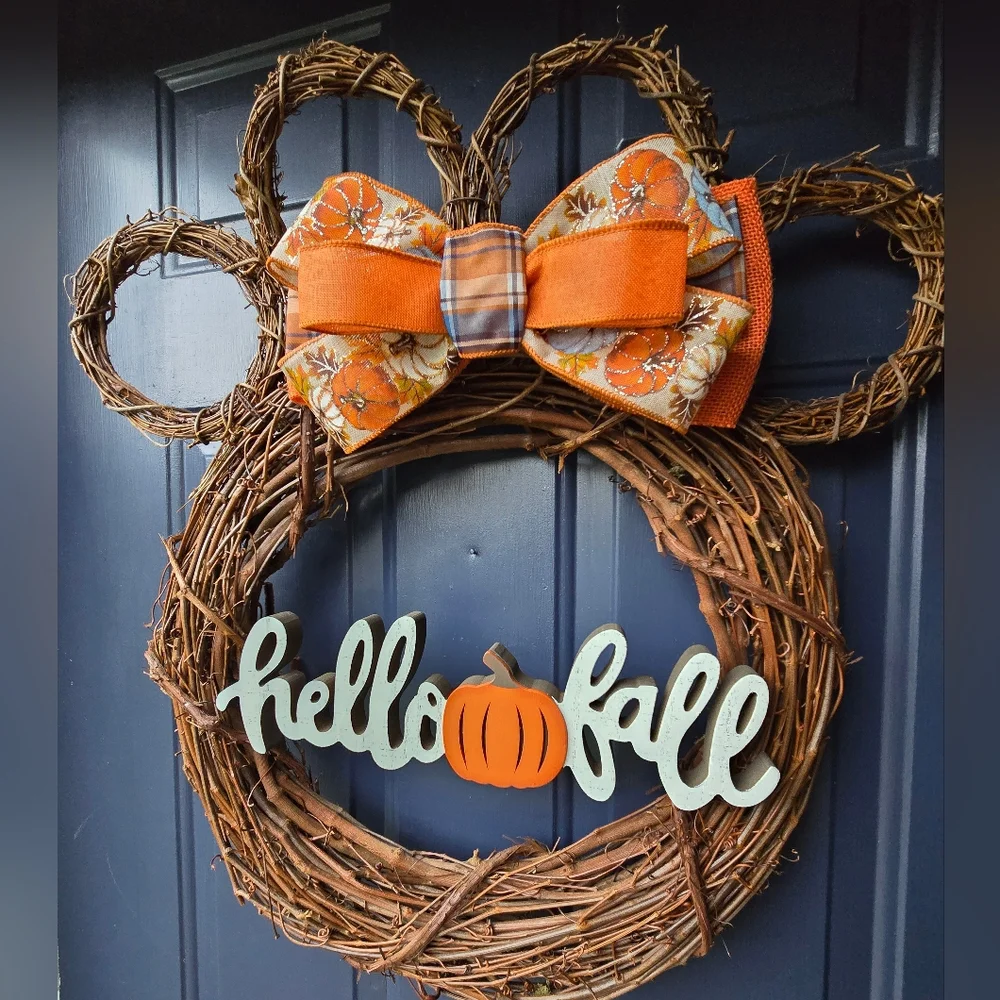 Beware Welcome Paw Wreath 🐾